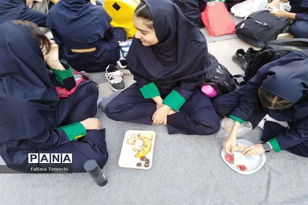 صبحانه وحدت در دبیرستان دخترانه حاج علی اکبر بهادر گراشی ناحیه ۳  شیراز
