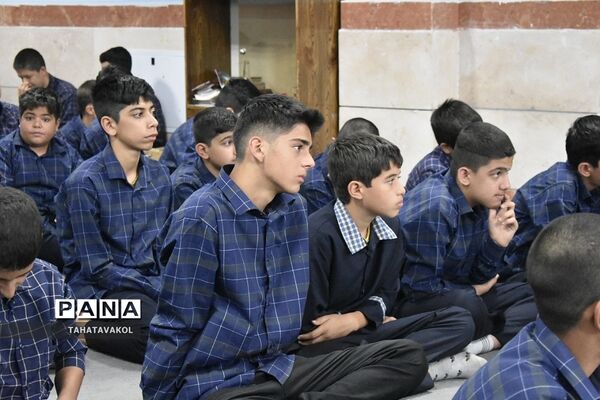 آیین زنگ نماز دانش‌آموزان مدرسه برکت علم بومهن