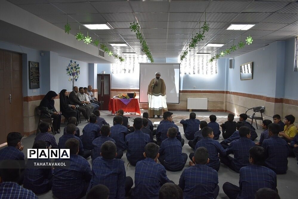 آیین زنگ نماز دانش‌آموزان مدرسه برکت علم بومهن