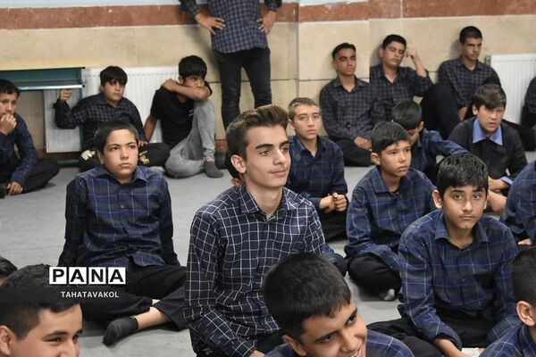 آیین زنگ نماز دانش‌آموزان مدرسه برکت علم بومهن