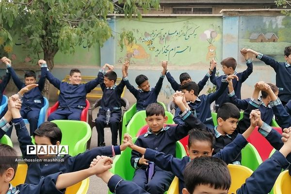 جشن هفته  وحدت در دبستان شهدای کریتون ۲ رودهن