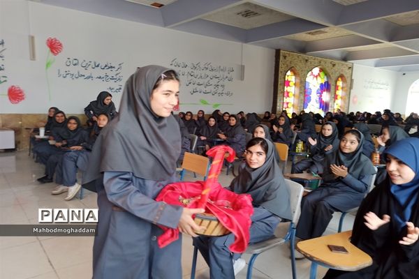جشن میلاد حضرت رسول در دبیرستان زینبیه منطقه ۱۳