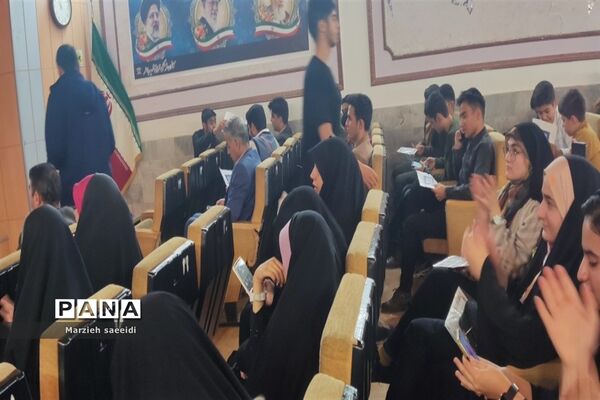 مراسم تجلیل از دانش‌آموزان برگزیده مسابقات قرآن و نماز