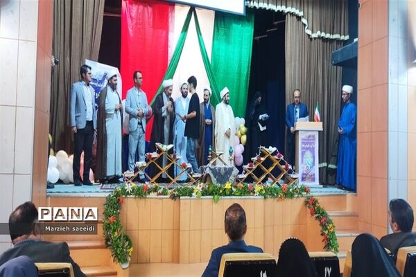 مراسم تجلیل از دانش‌آموزان برگزیده مسابقات قرآن و نماز