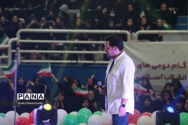 دختران گام دوم انقلاب در جشن نوجوان پلاس
