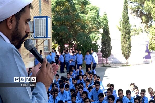 جشن میلاد پیامبر اکرم (ص) در دبیرستان پسرانه نمونه آیت‌الله خامنه‌ای کاشمر