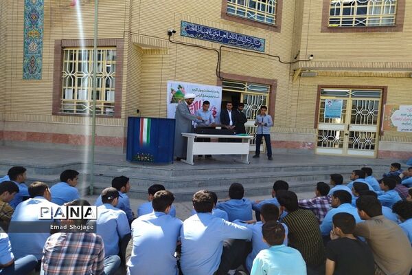 جشن میلاد پیامبر اکرم (ص) در دبیرستان پسرانه نمونه آیت‌الله خامنه‌ای کاشمر