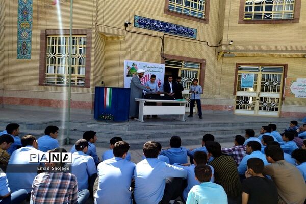 جشن میلاد پیامبر اکرم (ص) در دبیرستان پسرانه نمونه آیت‌الله خامنه‌ای کاشمر