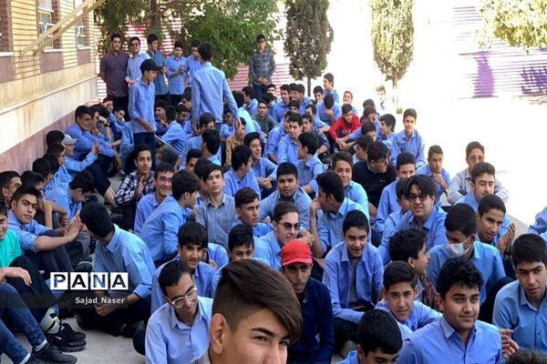 جشن میلاد پیامبر اکرم (ص) در دبیرستان پسرانه نمونه آیت‌الله خامنه‌ای کاشمر