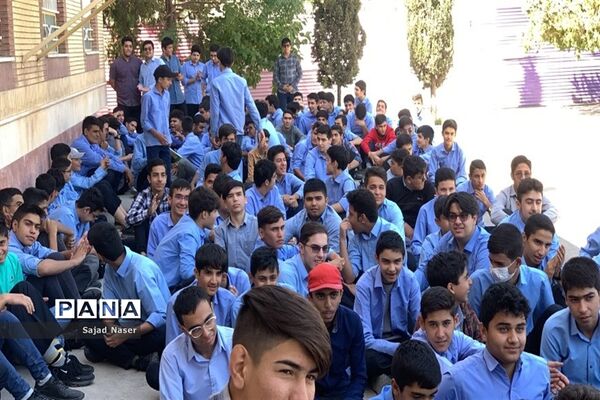 جشن میلاد پیامبر اکرم (ص) در دبیرستان پسرانه نمونه آیت‌الله خامنه‌ای کاشمر