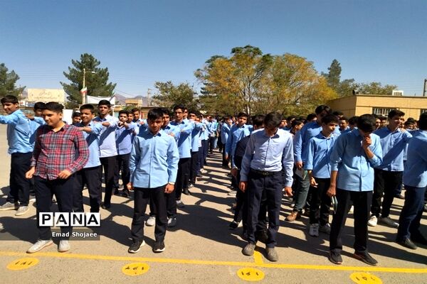 جشن میلاد پیامبر اکرم (ص) در دبیرستان پسرانه نمونه آیت‌الله خامنه‌ای کاشمر