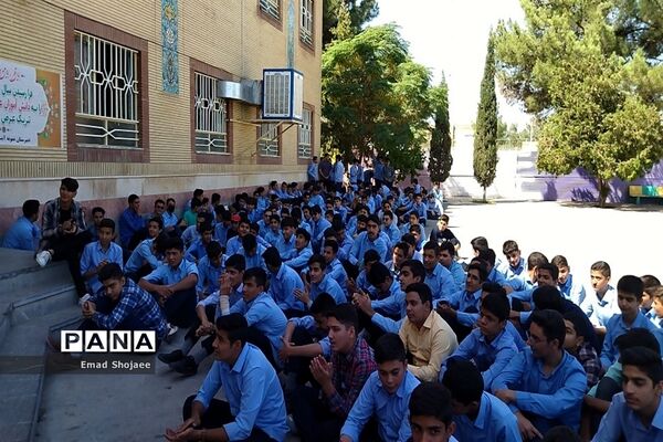 جشن میلاد پیامبر اکرم (ص) در دبیرستان پسرانه نمونه آیت‌الله خامنه‌ای کاشمر