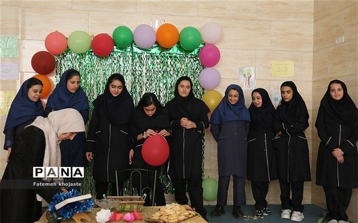 برگزاری جشن به مناسبت ولادت پیامبر اکرم در دبیرستان ندای زهرا قرچک/فیلم