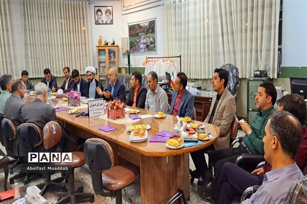 اولین جلسه شورای دبیران دبیرستان نمونه آیت الله خامنه‌ای کاشمر