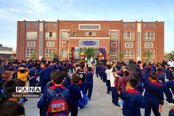 جشن بزرگ هفته وحدت و میلاد پیامبر اسلام (ص) در دبستان پسرانه حاج تقی احدیان