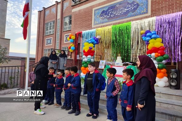 جشن بزرگ هفته وحدت و میلاد پیامبر اسلام (ص) در دبستان پسرانه حاج تقی احدیان