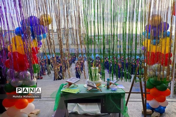 جشن بزرگ هفته وحدت و میلاد پیامبر اسلام (ص) در دبستان پسرانه حاج تقی احدیان