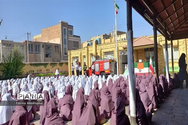 تکریم پدران آتش‌نشان به‌مناسبت روز آتش‌نشان در دبستان دخترانه معلم
