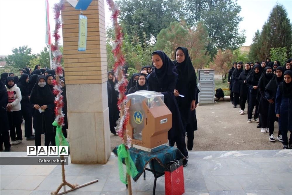 برگزاری جشن عاطفه‌ها در دبیرستان دخترانه فاطمه الزهرا(س)