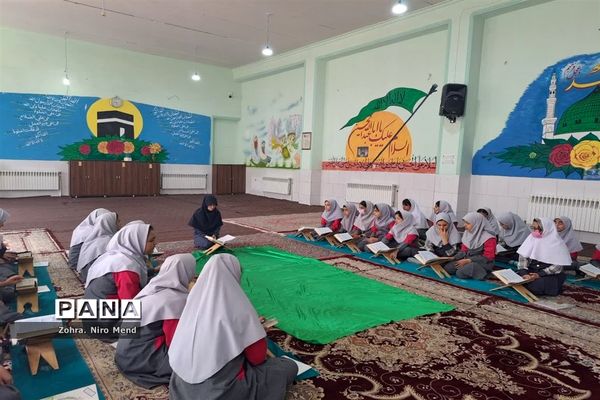 محفل انس با قرآن به‌مناسبت هفته وحدت در دبستان ۲۲ بهمن