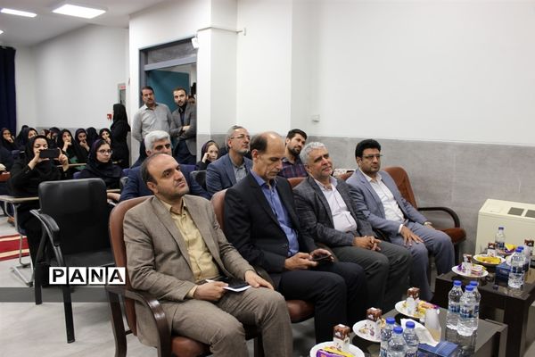 مراسم استانی جشن عاطفه‌ها در مدرسه بانو همایونی ناحیه یک اصفهان