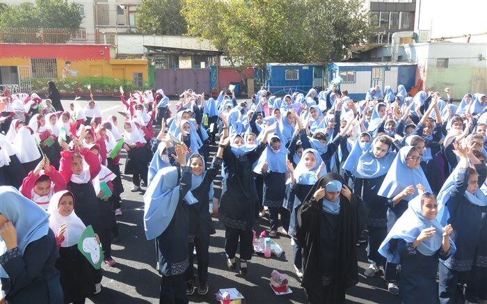 معلمان محور تحول در جامعه هستند
