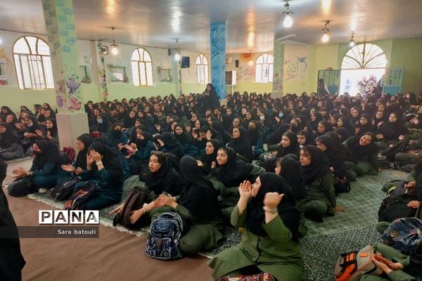 برگزاری جشن میلاد دو ستاره نورانی در دبیرستان مدنی منطقه ۱۸