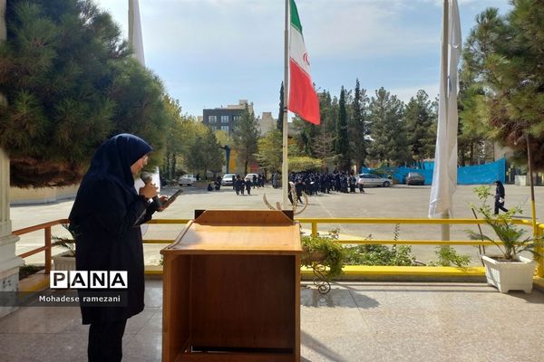 پخش نذری به‌مناسبت ولادت حضرت رسول اکرم (ص) و امام جعفر صادق (ع) در دبیرستان مهشید مصلی‌نژاد