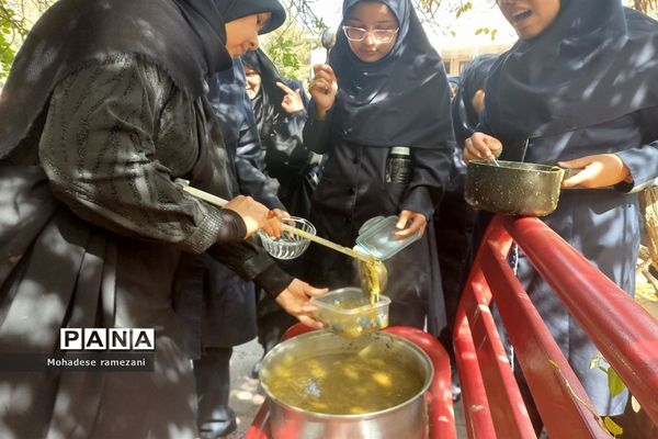 پخش نذری به‌مناسبت ولادت حضرت رسول اکرم (ص) و امام جعفر صادق (ع) در دبیرستان مهشید مصلی‌نژاد