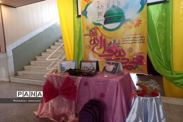 پخش نذری به‌مناسبت ولادت حضرت رسول اکرم (ص) و امام جعفر صادق (ع) در دبیرستان مهشید مصلی‌نژاد