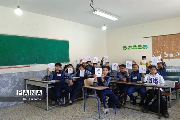 نقاشی همگانی با موضوع ایثار و شهادت در آموزشگاه‌های ابتدایی خراسان شمالی