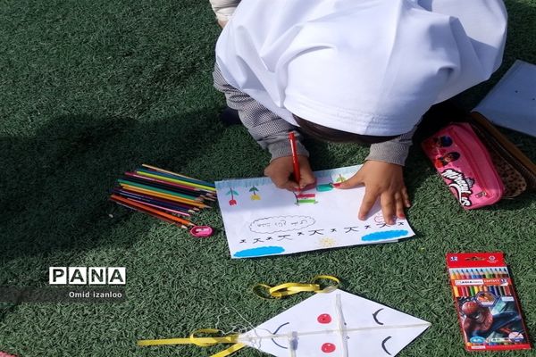 نقاشی همگانی با موضوع ایثار و شهادت در آموزشگاه‌های ابتدایی خراسان شمالی