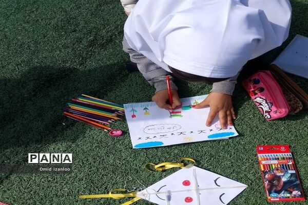 نقاشی همگانی با موضوع ایثار و شهادت در آموزشگاه‌های ابتدایی خراسان شمالی