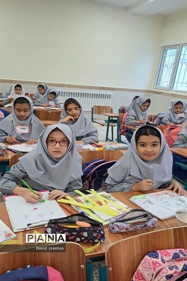 نقاشی همگانی با موضوع ایثار و شهادت در آموزشگاه‌های ابتدایی خراسان شمالی