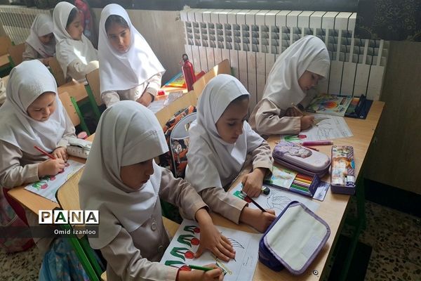 نقاشی همگانی با موضوع ایثار و شهادت در آموزشگاه‌های ابتدایی خراسان شمالی