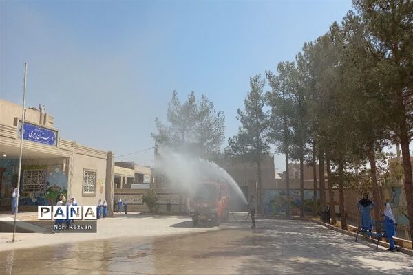 حضور آتش‌نشانان در مدرسه پیری