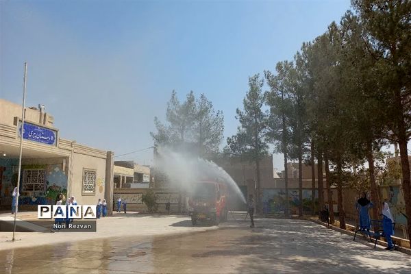 حضور آتش‌نشانان در مدرسه پیری