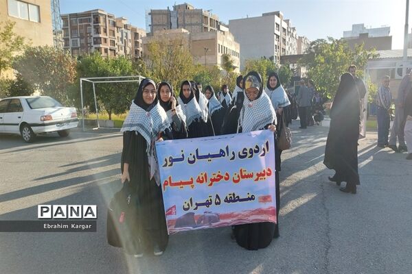 بدرقه دختران منطقه ۵ برای اعزام به اردوی راهیان نور غرب کشور