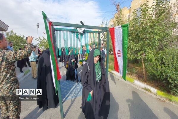 بدرقه دختران منطقه ۵ برای اعزام به اردوی راهیان نور غرب کشور