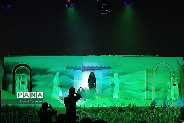 اجرای نمایش آن سوی تاریکی‌ها درجستجوی نور