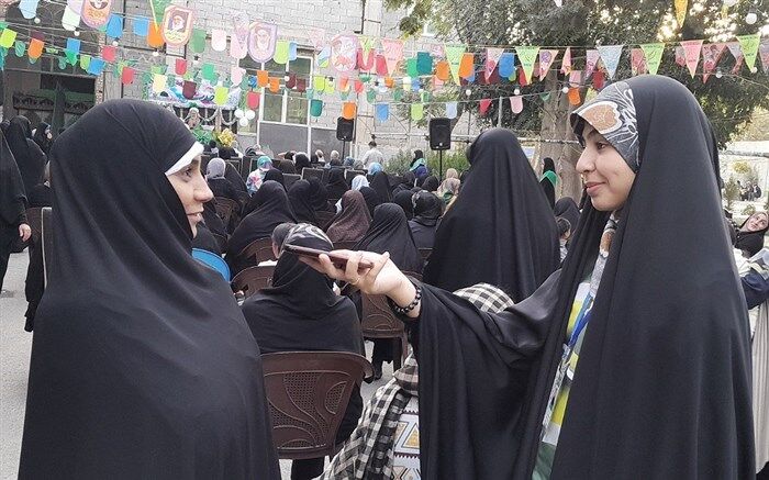 گفت‌وگوی دانش‌آموز خبرنگار پانا با شهروندان بهارستانی در هفته وحدت /فیلم