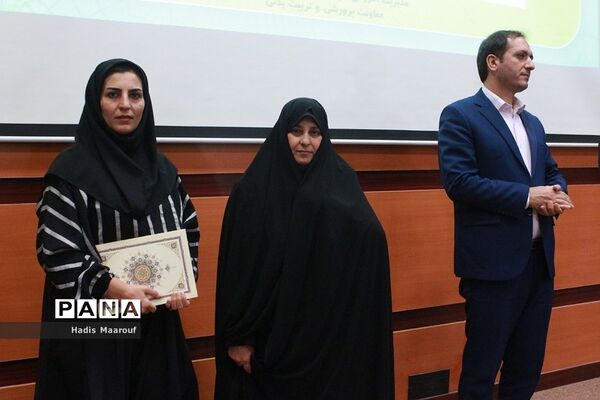 آیین تجلیل از برگزیدگان طرح‌های کارشناسی مشاوره و مراقبت در برابر آسیب‌های اجتماعی