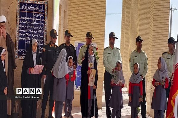 جمع صمیمی پدر و دختری، دختران دانش‌آموز و پدران پلیس