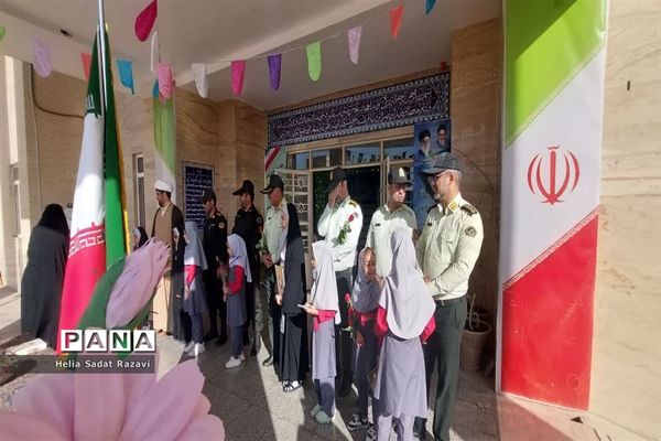 جمع صمیمی پدر و دختری، دختران دانش‌آموز و پدران پلیس