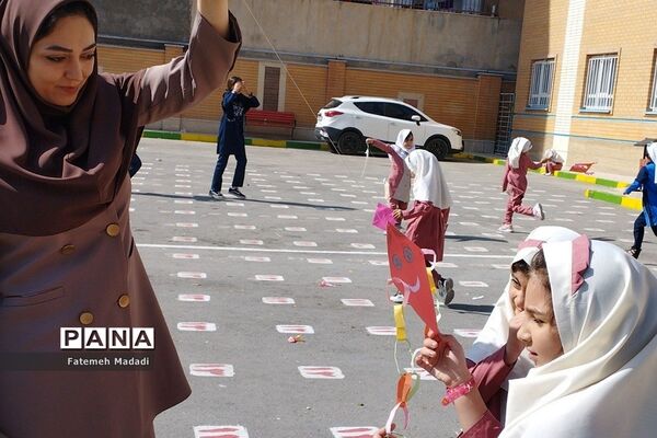 ساخت بادباک به‌مناسبت روز جهانی کودک در دبستان مهرآیین بهارستان‌۲