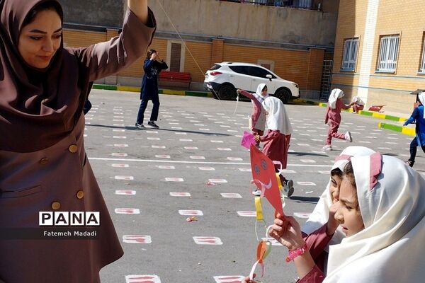 ساخت بادباک به‌مناسبت روز جهانی کودک در دبستان مهرآیین بهارستان‌۲
