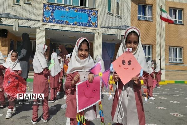 ساخت بادباک به‌مناسبت روز جهانی کودک در دبستان مهرآیین بهارستان‌۲
