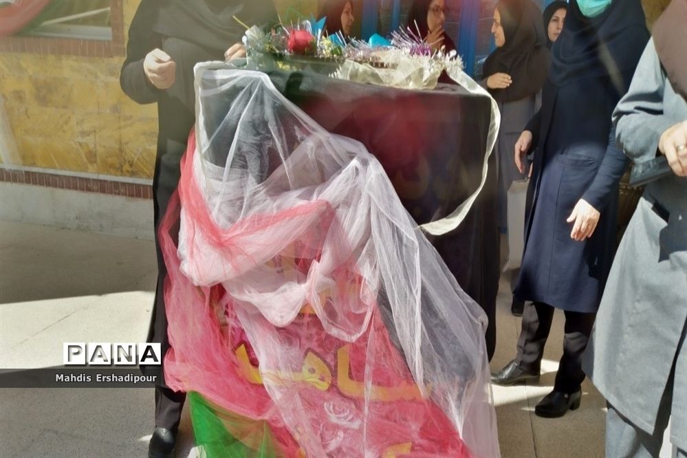 نواختن زنگ حمایت از مردم فلسطین در دبیرستان شاهد کوثر