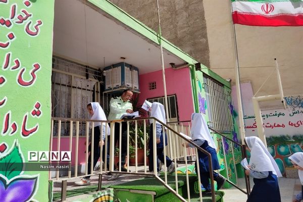 تجلیل از زحمات کارکنان نیروی انتظامی ملارد در دبستان سارا