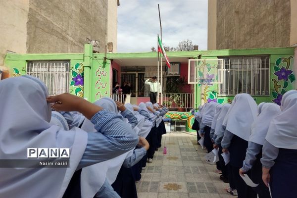 تجلیل از زحمات کارکنان نیروی انتظامی ملارد در دبستان سارا